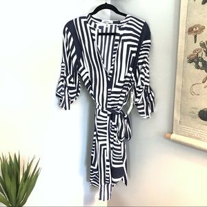 NWT DKNY Lightweight Geometric Wrap Dress
